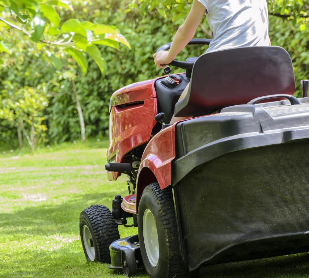 mowing-the-grass-1438159_1920